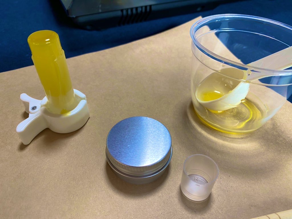 クリップにリップケースをはさむ