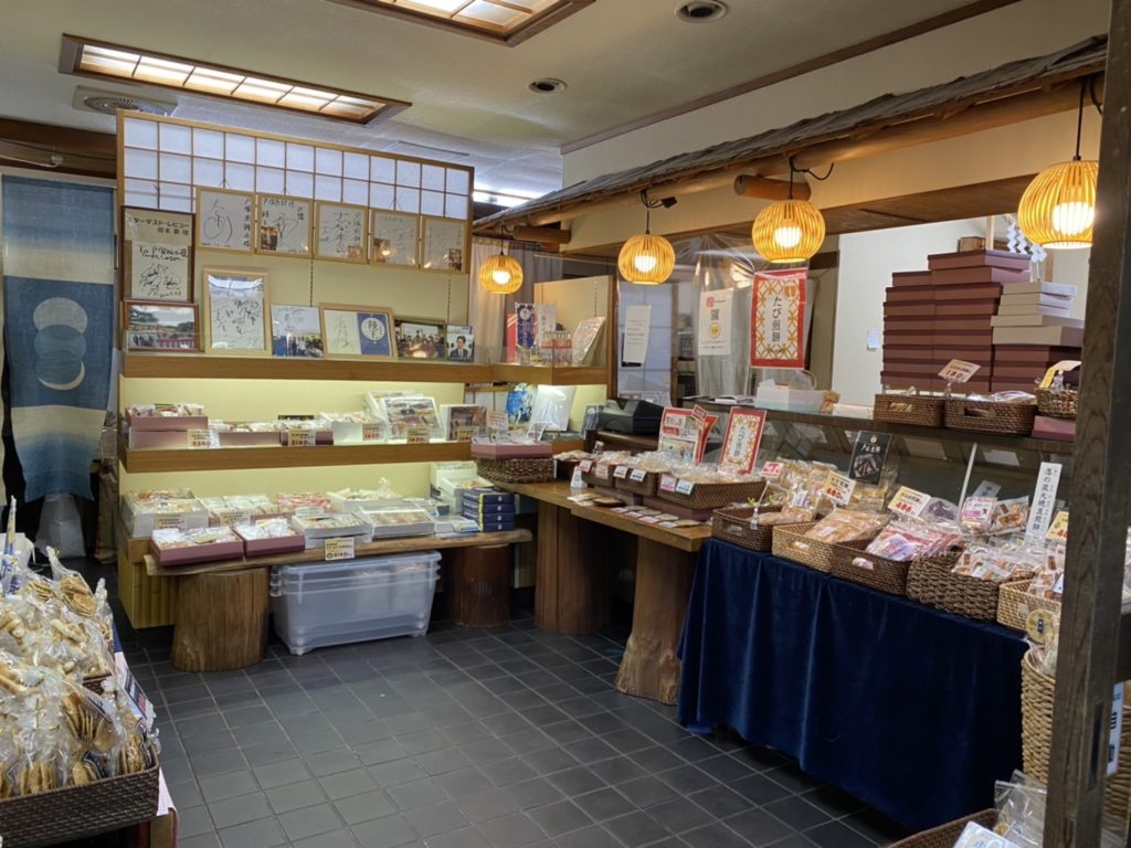 戸塚煎餅店店内